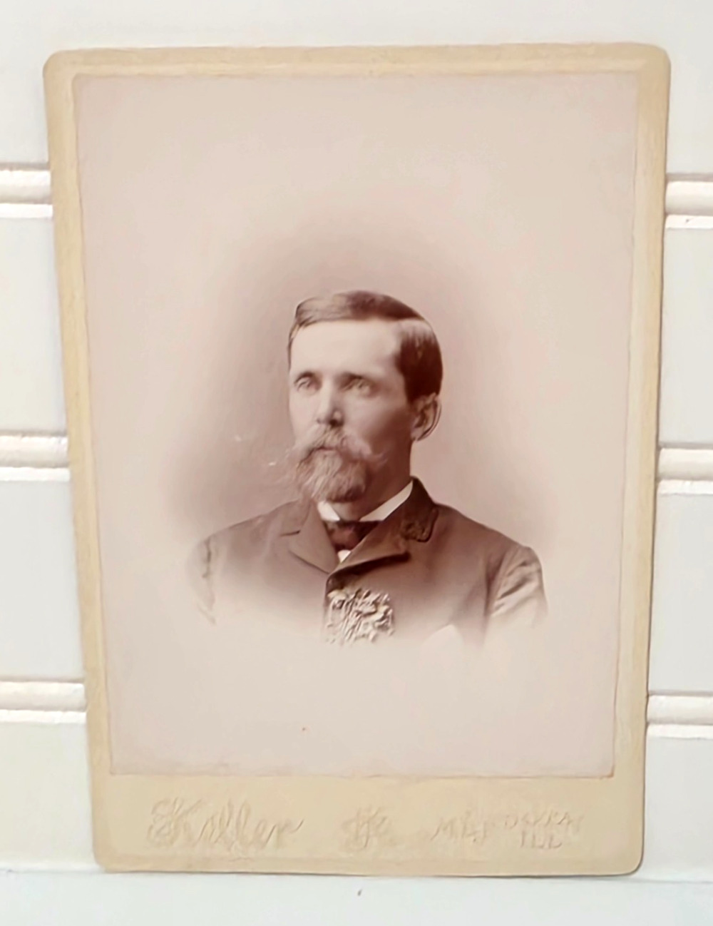 Antique Cabinet Card Photo Man With Beard Mendota Illinois Kdller 4 x 6"